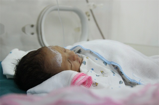 gui con vua sinh di an sang roi bo lai, bac si di xin tung giot sua cuu be gai - 1