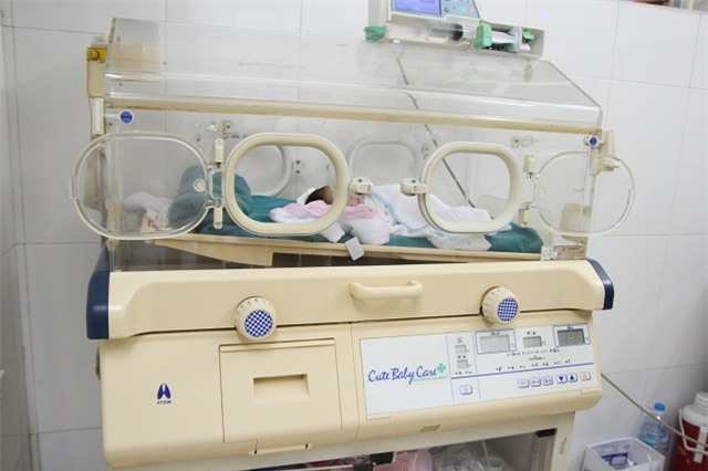 gui con vua sinh di an sang roi bo lai, bac si di xin tung giot sua cuu be gai - 2