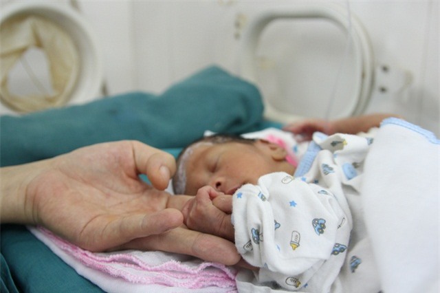 gui con vua sinh di an sang roi bo lai, bac si di xin tung giot sua cuu be gai - 3