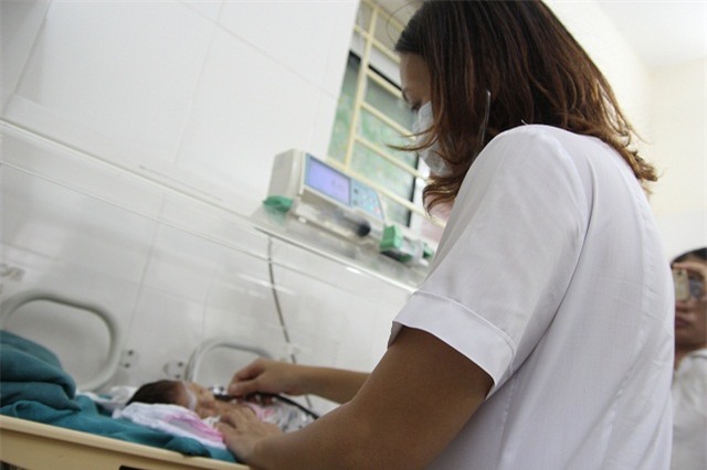 gui con vua sinh di an sang roi bo lai, bac si di xin tung giot sua cuu be gai - 4