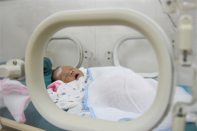 gui con vua sinh di an sang roi bo lai, bac si di xin tung giot sua cuu be gai - 5