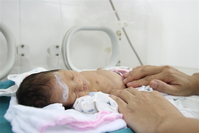 gui con vua sinh di an sang roi bo lai, bac si di xin tung giot sua cuu be gai - 6