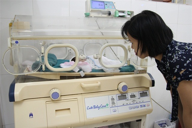 gui con vua sinh di an sang roi bo lai, bac si di xin tung giot sua cuu be gai - 7