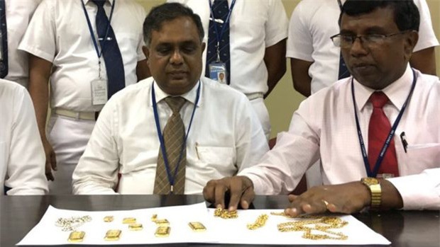 Giấu gần 1kg vàng trong trực tràng - Ảnh 3.