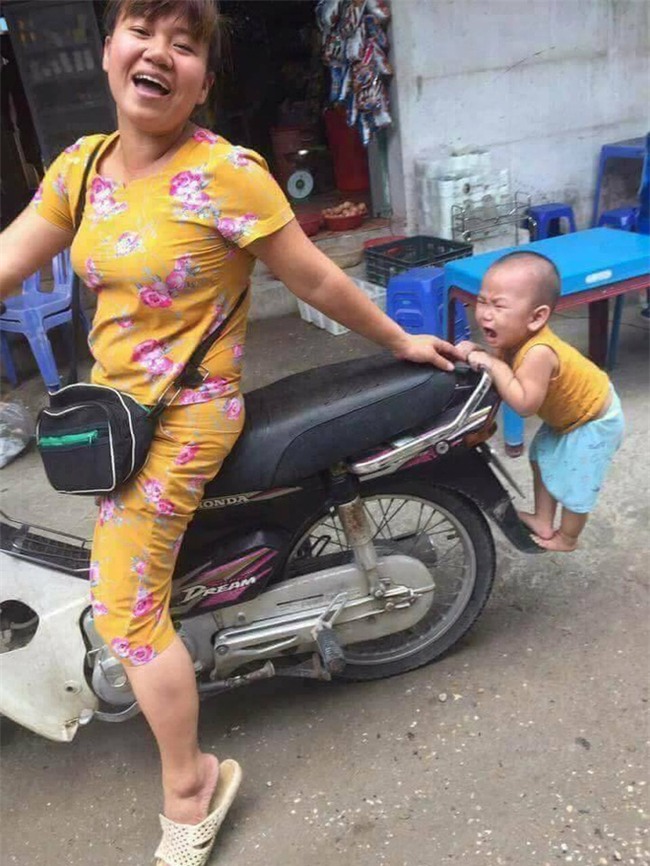 Nhìn hình ảnh cậu bé chiêu trò bám đuôi xe mẹ này có ai thấy tuổi thơ của chính mình trong đó? - Ảnh 2.