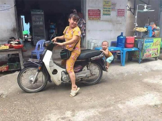 Nhìn hình ảnh cậu bé chiêu trò bám đuôi xe mẹ này có ai thấy tuổi thơ của chính mình trong đó? - Ảnh 3.
