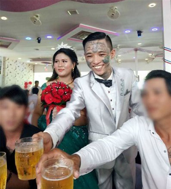 xon xao dam cuoi cua chu re 9x xam tro kin mat ben canh co dau trai nguoc hoan toan - 2