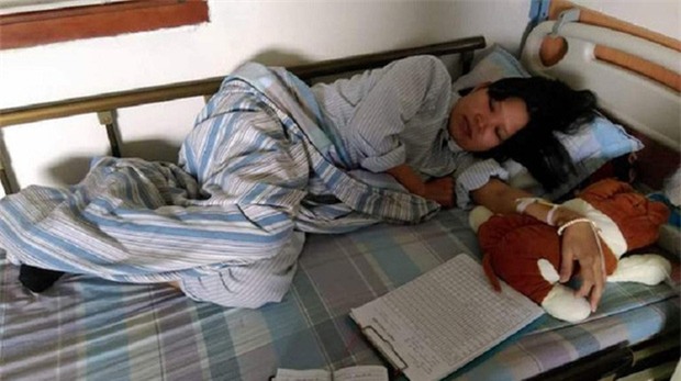 Hành trình chữa bệnh của người mẹ ung thư sẵn sàng đối mặt với cái chết để có con trên đời - Ảnh 1.