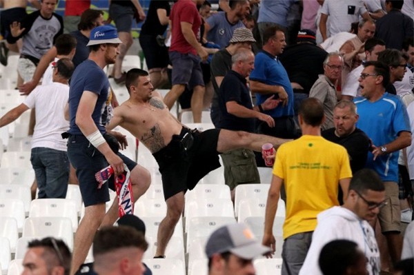 Hooligan Nga chờ ‘làm thịt’ fan Man Utd - Ảnh 2.