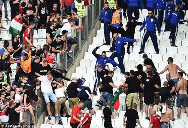 Hooligan Nga chờ ‘làm thịt’ fan Man Utd - Ảnh 3.