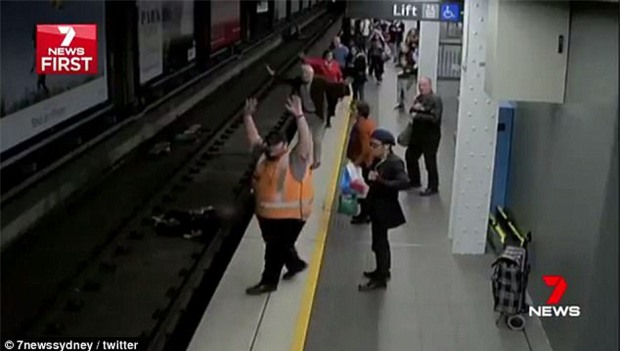 Ngất xỉu rồi ngã xuống đường ray tàu điện ngầm, chẳng ngờ vận may vẫn mỉm cười với người đàn ông gặp tai nạn - Ảnh 2.