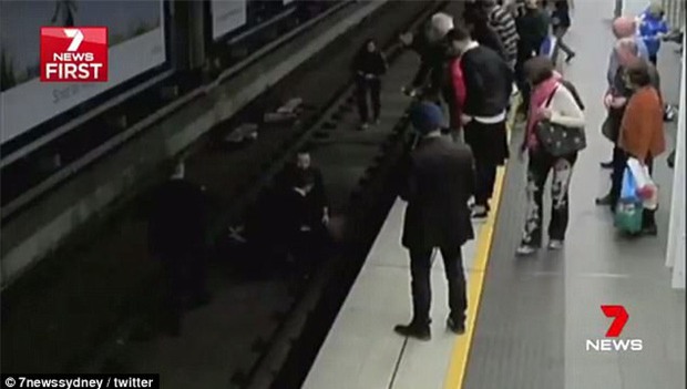 Ngất xỉu rồi ngã xuống đường ray tàu điện ngầm, chẳng ngờ vận may vẫn mỉm cười với người đàn ông gặp tai nạn - Ảnh 3.