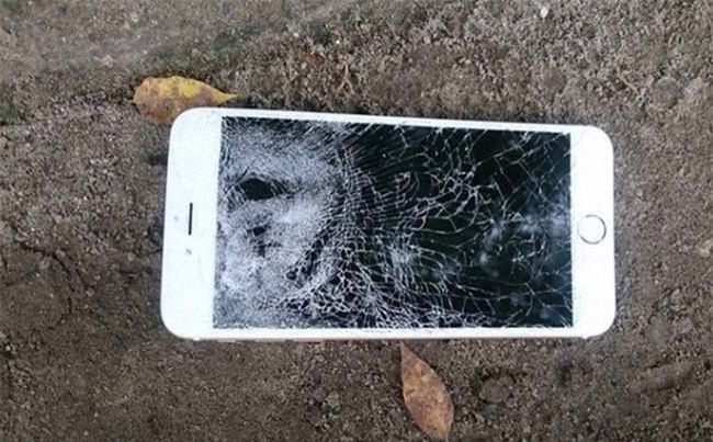 Chàng trai chia tay, đập nát điện thoại người yêu vì cô “sống ảo” quá mức