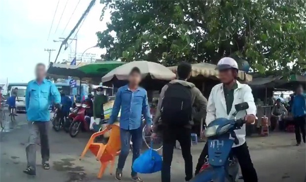 Clip: Nghi bị tranh khách, nhóm xe ôm truyền thống đánh hội đồng tài xế GrabBike ở TP.HCM - Ảnh 2.