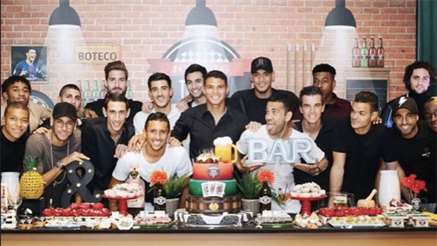 Neymar dự sinh nhật Thiago Silva, Cavani vắng mặt - Ảnh 1.