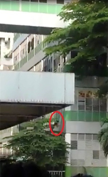 Clip: Kinh hoàng nam thanh niên phi thân từ “trên trời” xuống đất - 1