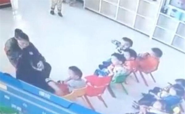 Bảo mẫu trừng phạt học sinh bằng cách trói tay, hành hạ dã man các em ngay trước lớp - Ảnh 3.