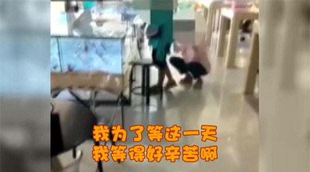 Người phụ nữ 33 tuổi khóc lóc làm loạn cửa hàng điện thoại vì mẹ không đồng ý cho mua iPhone 8 - Ảnh 1.