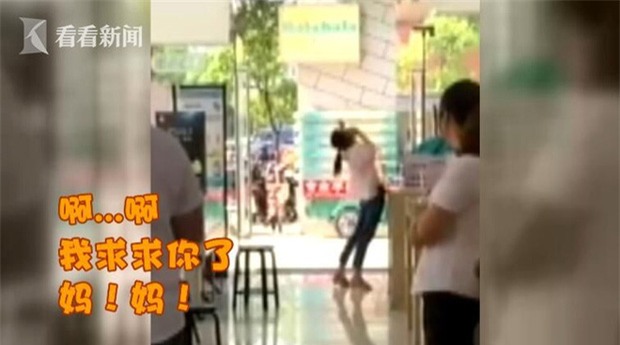 Người phụ nữ 33 tuổi khóc lóc làm loạn cửa hàng điện thoại vì mẹ không đồng ý cho mua iPhone 8 - Ảnh 2.