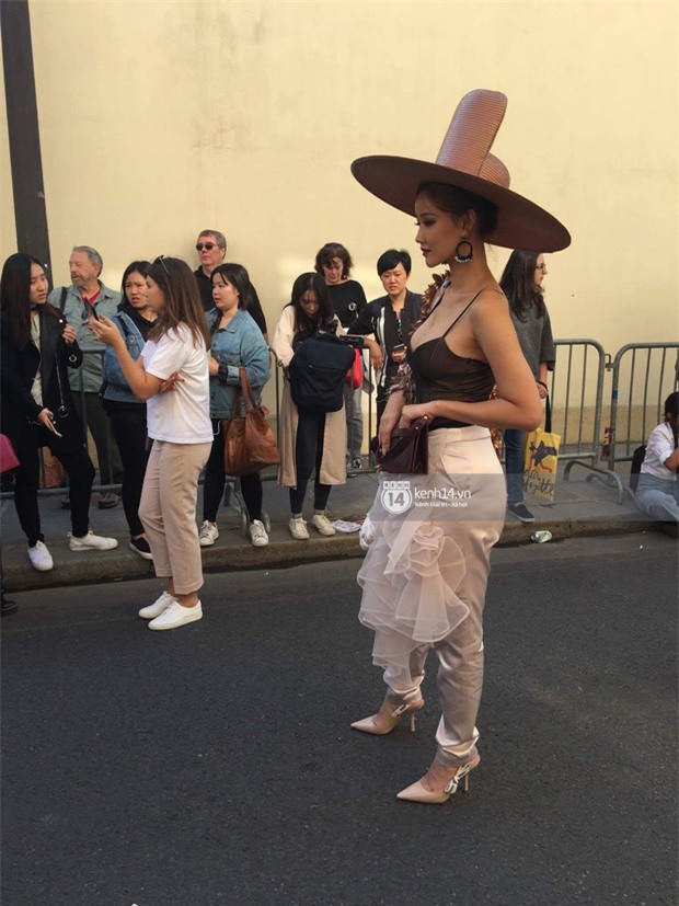 Vừa đấu khẩu chán chê với Tâm Tít xong, Maya đã mặc cực dị xuất hiện tại Paris Fashion Week - Ảnh 2.