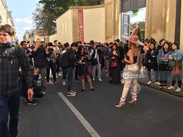 Vừa đấu khẩu chán chê với Tâm Tít xong, Maya đã mặc cực dị xuất hiện tại Paris Fashion Week - Ảnh 4.