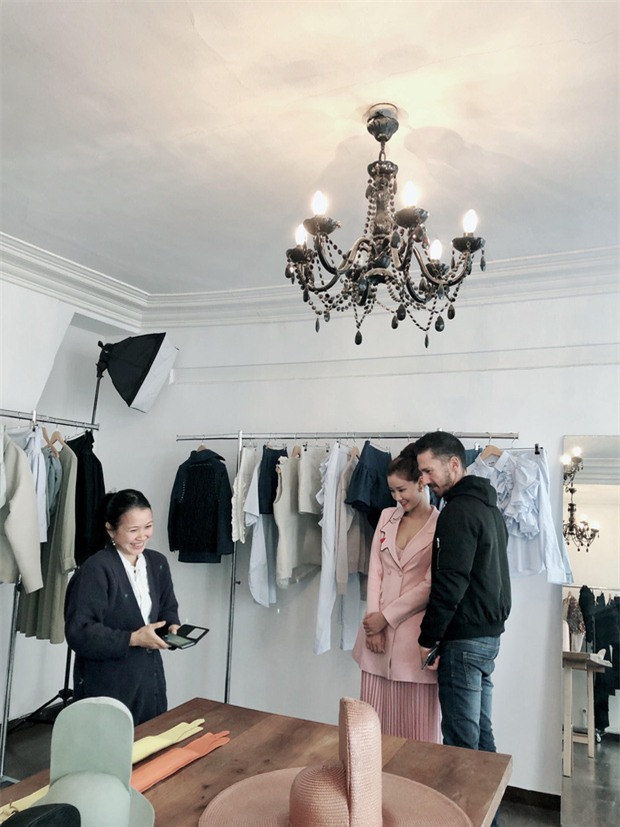 Vừa đấu khẩu chán chê với Tâm Tít xong, Maya đã mặc cực dị xuất hiện tại Paris Fashion Week - Ảnh 7.