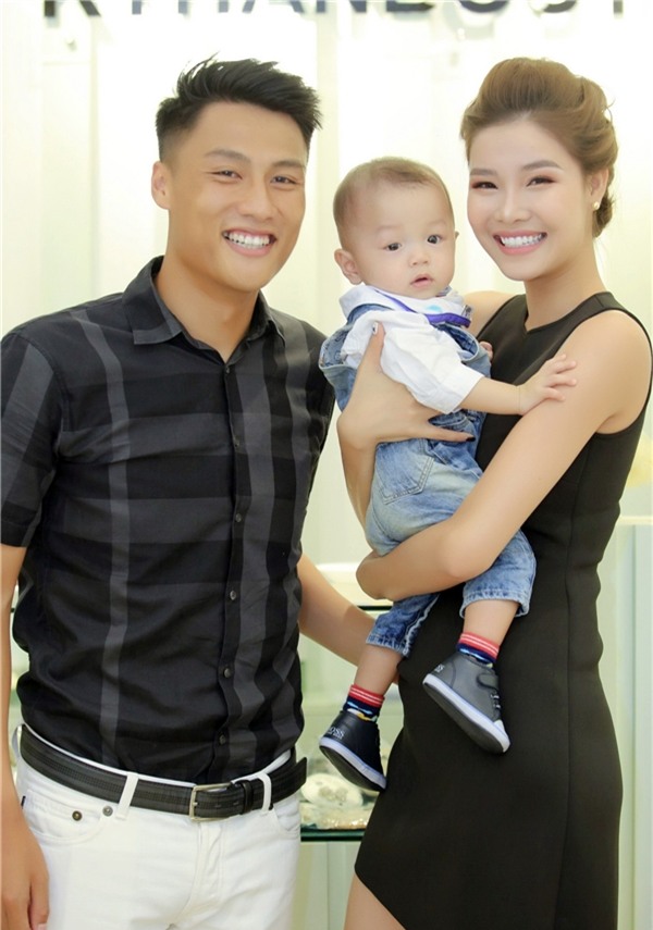 Sau khi chia tay với Ly Kute, Mạc Hồng Quân lại vội vã làm đám cưới với Kỳ Hân và cả hai hiện nay cũng đang có cuộc sống khá bình yên bên con trai Củ Tỏi. - Tin sao Viet - Tin tuc sao Viet - Scandal sao Viet - Tin tuc cua Sao - Tin cua Sao