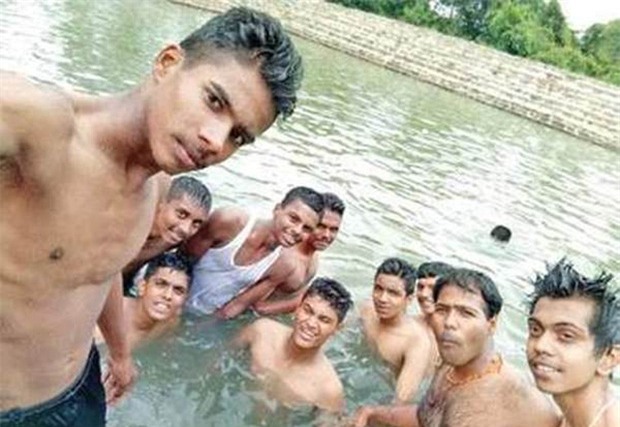 Mải chụp hình, nhóm học viên không hề hay biết người bạn phía sau đang vùng vẫy vì đuối nước - Ảnh 1.