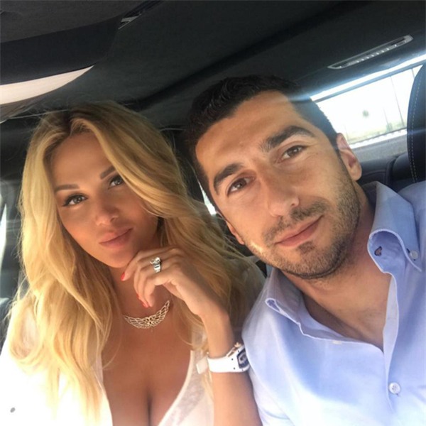 Lopyreva và Mkhitaryan chỉ là bạn bè bình thường?