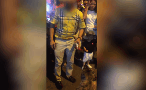 Thả rông chó trên phố, bị nhắc nhở, người đàn ông đáp trả: