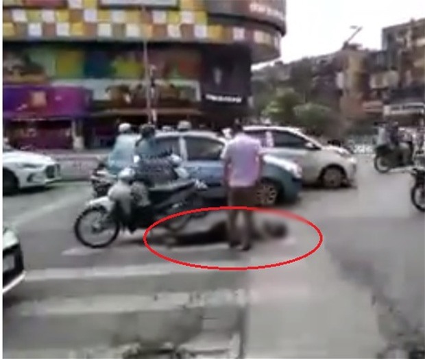 Hà Nội: Đôi nam nữ điều khiển xe máy tông cụ ông tử vong rồi bỏ chạy - Ảnh 1.