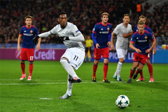 Martial lạnh lùng dứt điểm thành bàn từ khoảng cách 11m