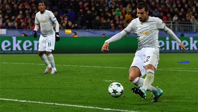 Mkhitaryan sút bồi thành bàn