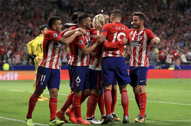 Đồng đội chia vui với tiền đạo người Pháp