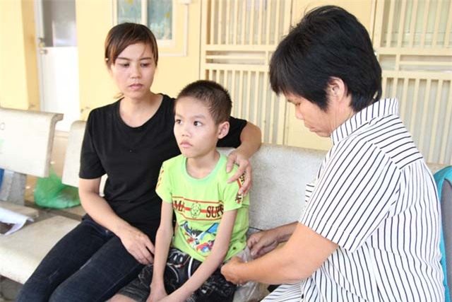 be trai 10 tuoi, nang 14kg an mai khong no vi co “he tieu hoa” de ngoai da - 1