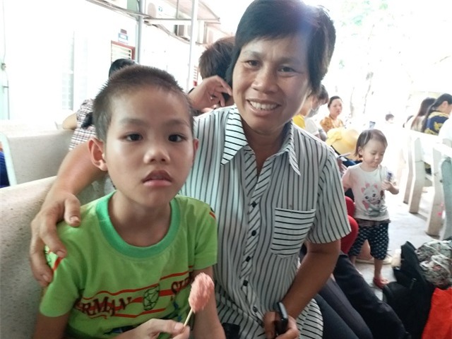 be trai 10 tuoi, nang 14kg an mai khong no vi co “he tieu hoa” de ngoai da - 3