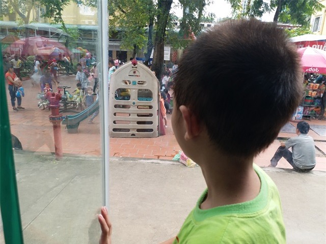 be trai 10 tuoi, nang 14kg an mai khong no vi co “he tieu hoa” de ngoai da - 4