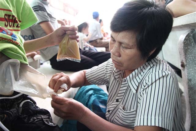 be trai 10 tuoi, nang 14kg an mai khong no vi co “he tieu hoa” de ngoai da - 5