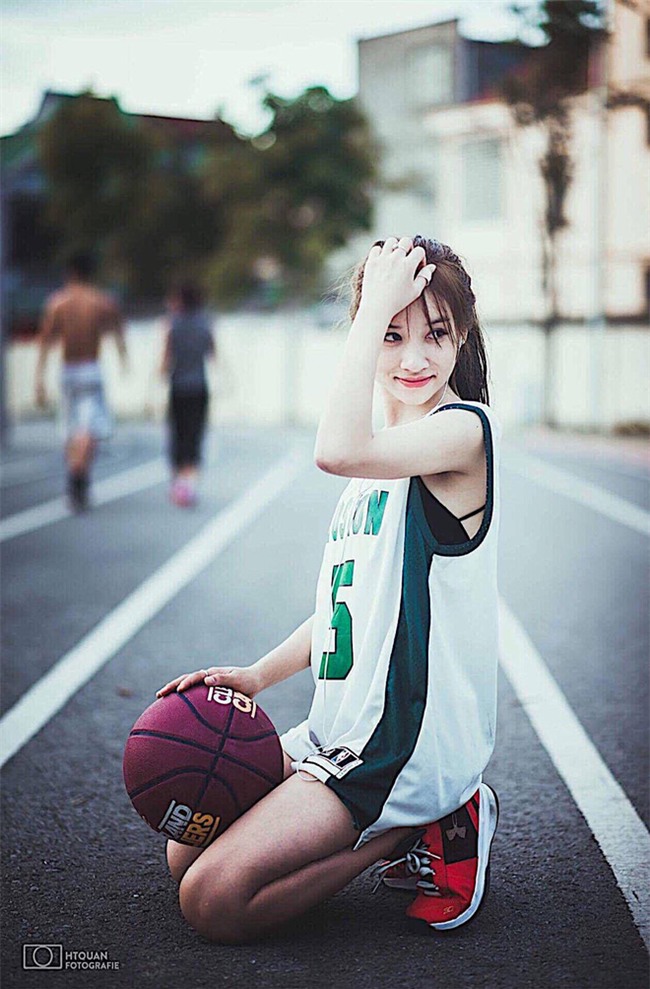 Sự thật phía sau loạt ảnh cô gái ăn mặc như đi lạc từ sự kiện vào chuồng gà - Ảnh 9.