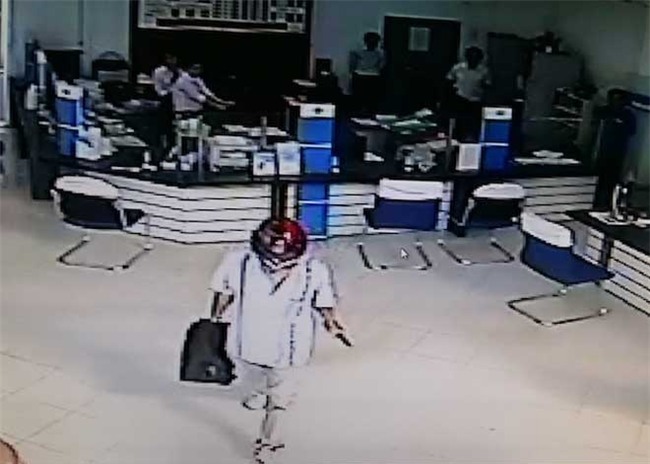 lo mat nghi pham cam sung cuop ngan hang o vinh long hinh anh 2