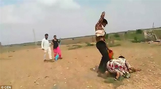 Bố nhẫn tâm bán đứt con gái, mặc kệ cho lũ côn đồ tới cướp dâu và đánh vợ bầm dập - Ảnh 4.