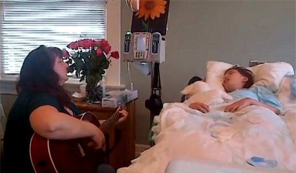 khoanh khac me gay dan hat vinh biet con hap hoi vi ung thu khien trieu nguoi khoc nghen - 2