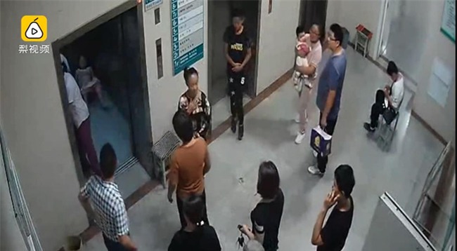 Trở dạ quá nhanh, sản phụ sinh con ngay trên sàn thang máy bệnh viện - Ảnh 3.