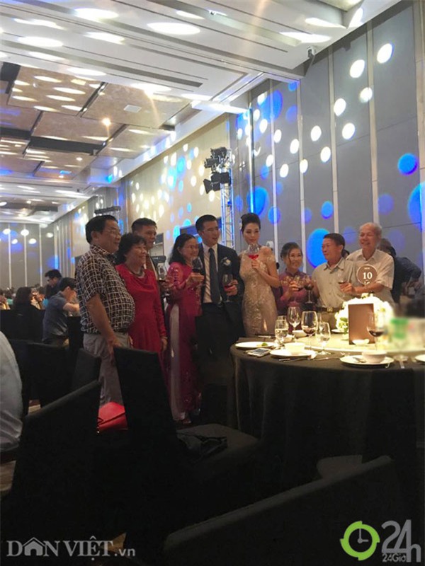 giam doc vtv24 quang minh "cuoi tha ga" trong le cuoi vo tre kem 10 tuoi - 2