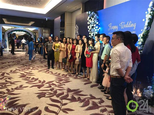 giam doc vtv24 quang minh "cuoi tha ga" trong le cuoi vo tre kem 10 tuoi - 6