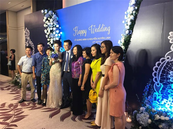 giam doc vtv24 quang minh "cuoi tha ga" trong le cuoi vo tre kem 10 tuoi - 7