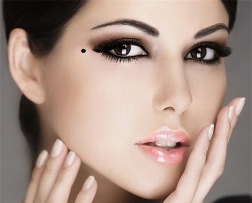 Những vị trí nốt ruồi báo hiệu đường tình duyên lận đận ở phái nữ-1