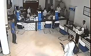 Tìm thấy mũ bảo hiểm, túi xách nghi của đối tượng cầm súng cướp ngân hàng