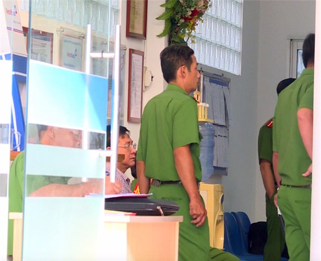 Tìm thấy mũ bảo hiểm, túi xách nghi của đối tượng cầm súng cướp ngân hàng - Ảnh 1.