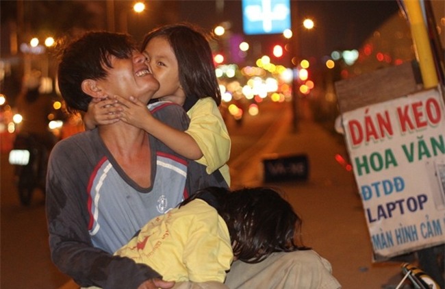 Ngoài Quốc Tuấn, ngoài kia cũng còn nhiều người cha vĩ đại theo một cách khác, như cha nghèo chở con đi học này - Ảnh 7.